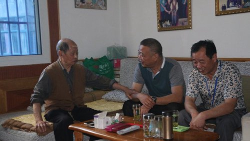 慰问靳启明.JPG